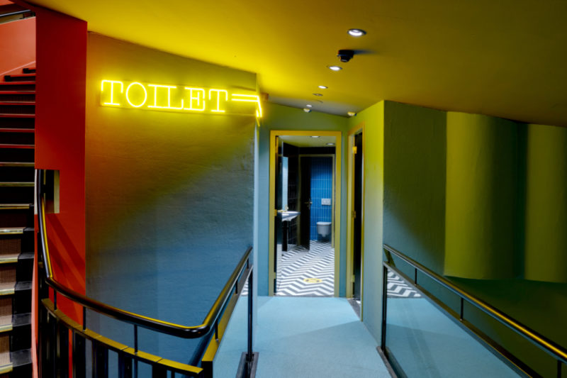 Ingang toilet bij Tuschinski in Amsterdam