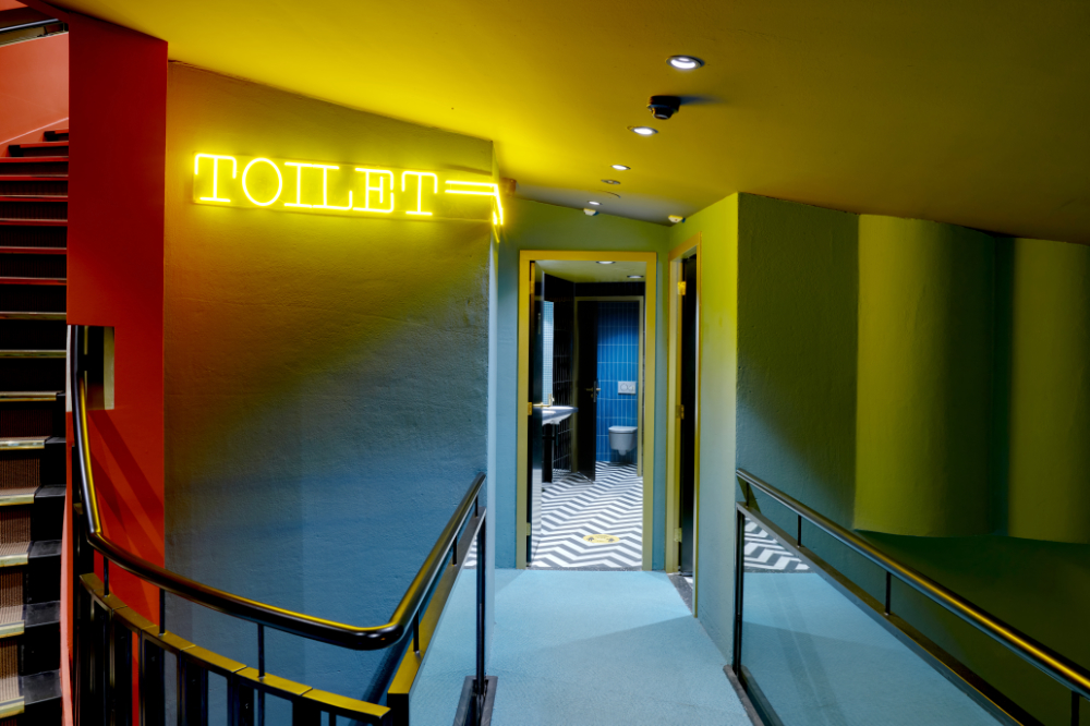 Ingang toilet bij Tuschinski in Amsterdam