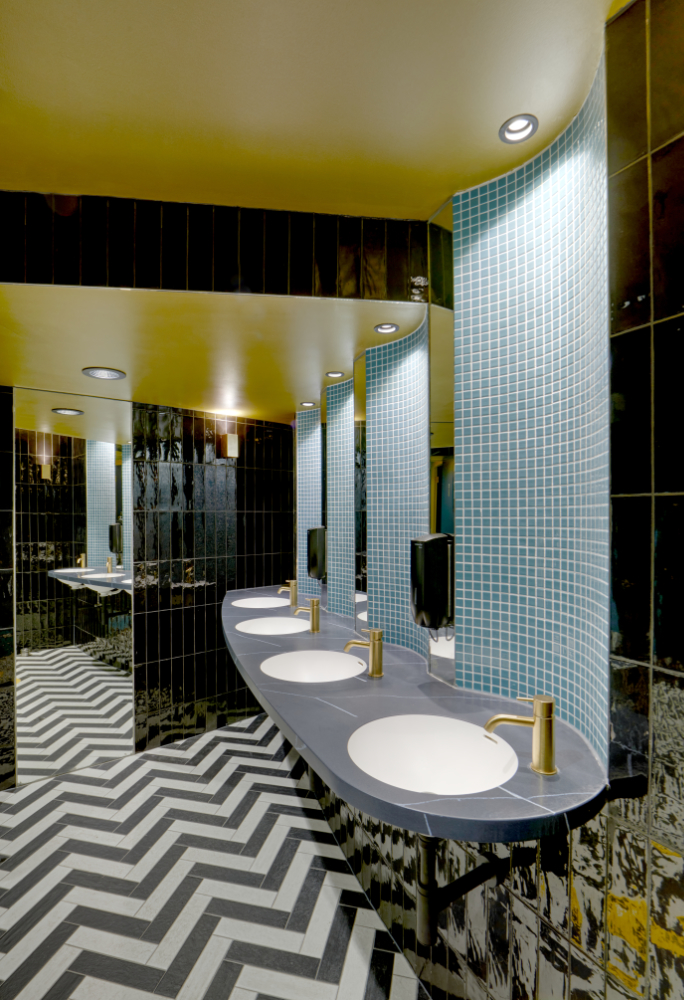 Toilet met wasbakken bij Tuschinski in Amsterdam